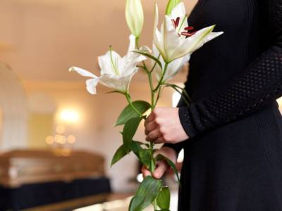 Donna Funerale Vedova Fiore Lutto