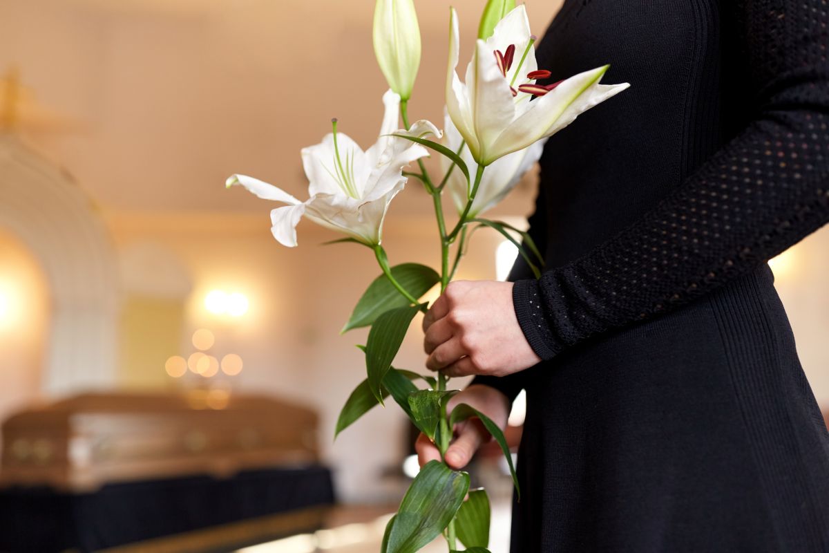 Donna Funerale Vedova Fiore Lutto