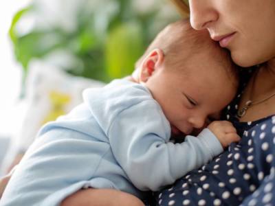 Mamma con neonato
