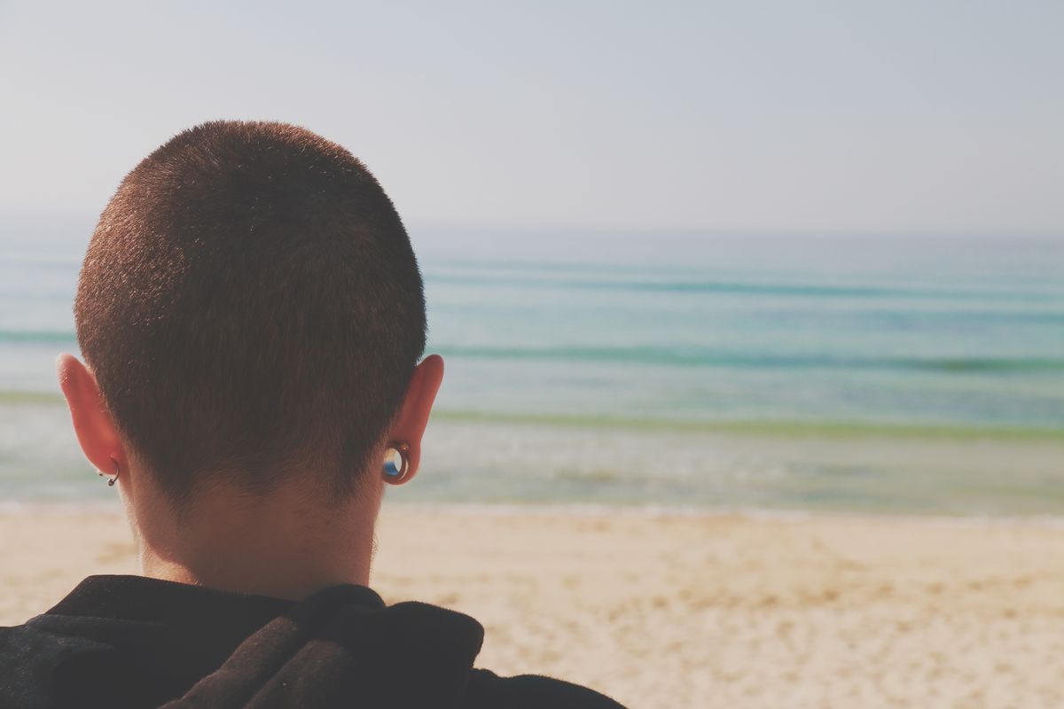 Mare Testa Schiena Orizzonte Ragazzo Giorno Dilatatore Orecchio
