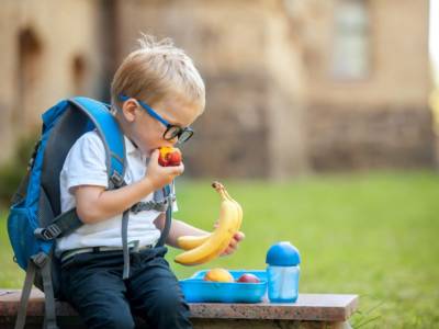 Bambino fa merenda
