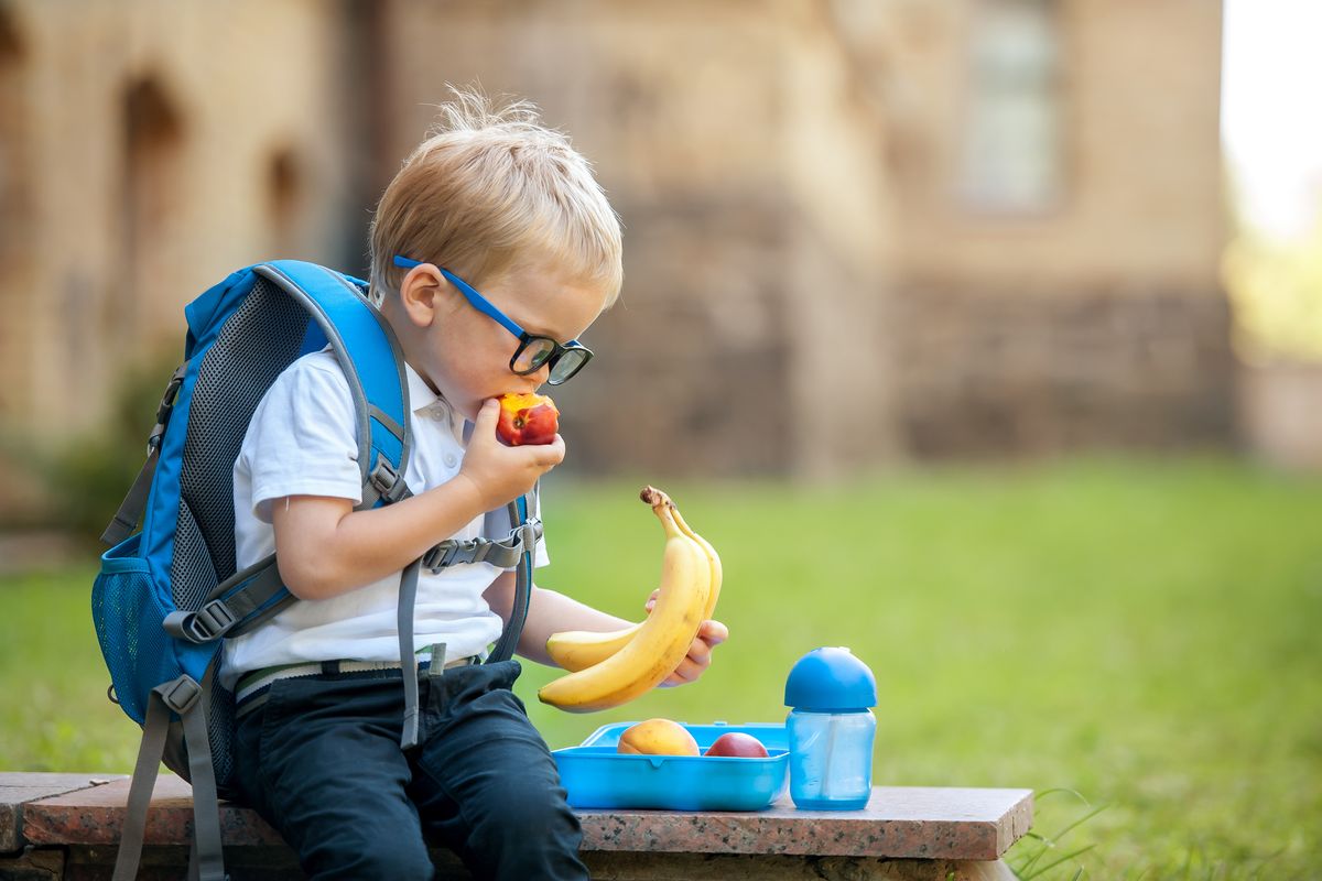 Bambino fa merenda
