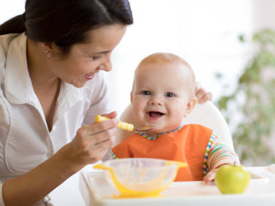 bambino mamma mangiare pappa