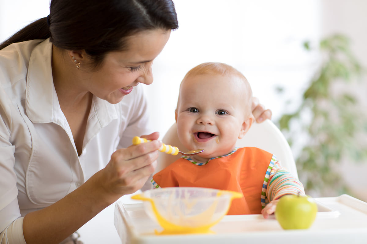 bambino mamma mangiare pappa