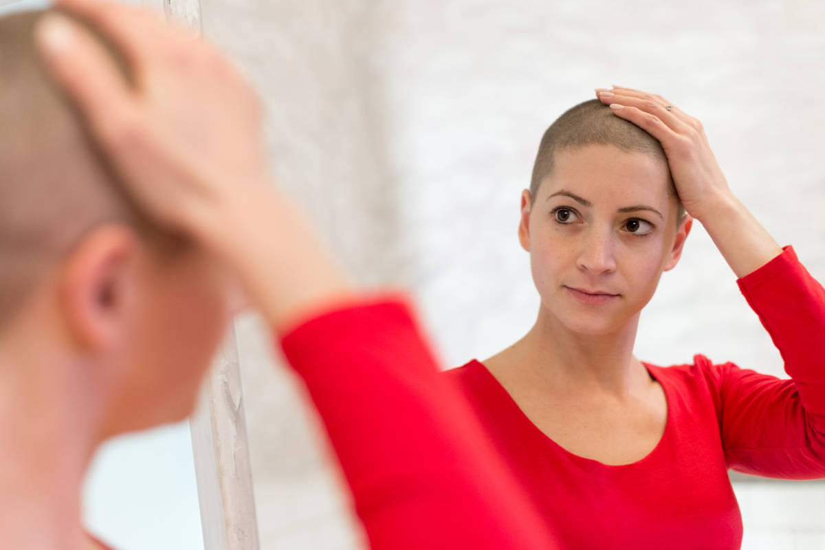 donna specchio capelli corti pelata