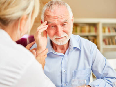medico visita anziano alzheimer
