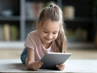 bambina con tablet