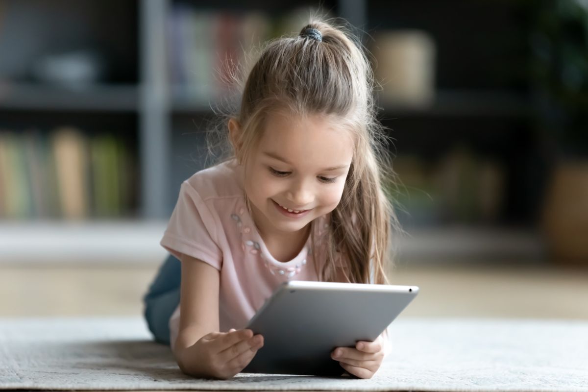 bambina con tablet