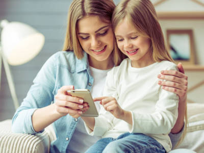 bambina ragazza divano sorriso smartphone cellulare