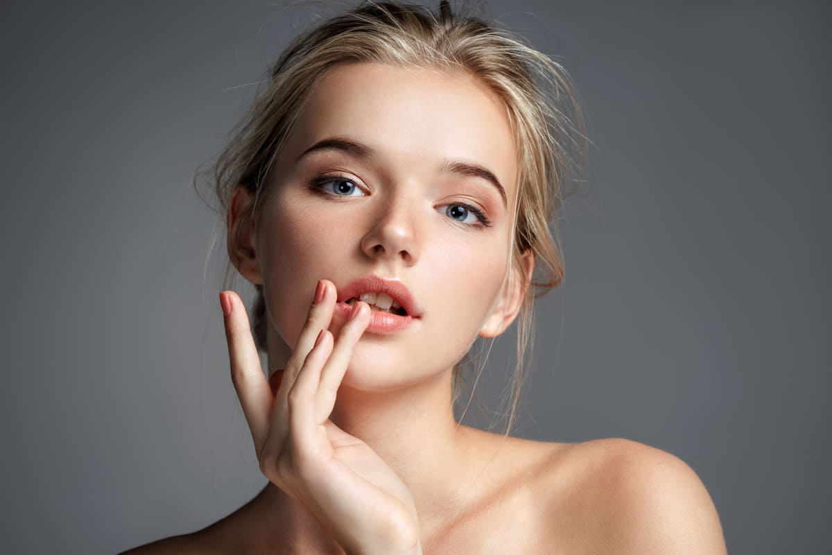 viso donna capelli biondi occhi grigi