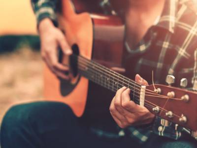 suonare chitarra musica strumento