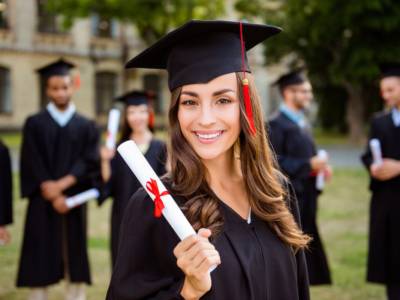 ragazza laurea università toga