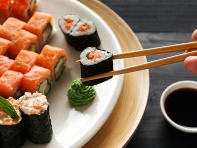 mangiare sushi