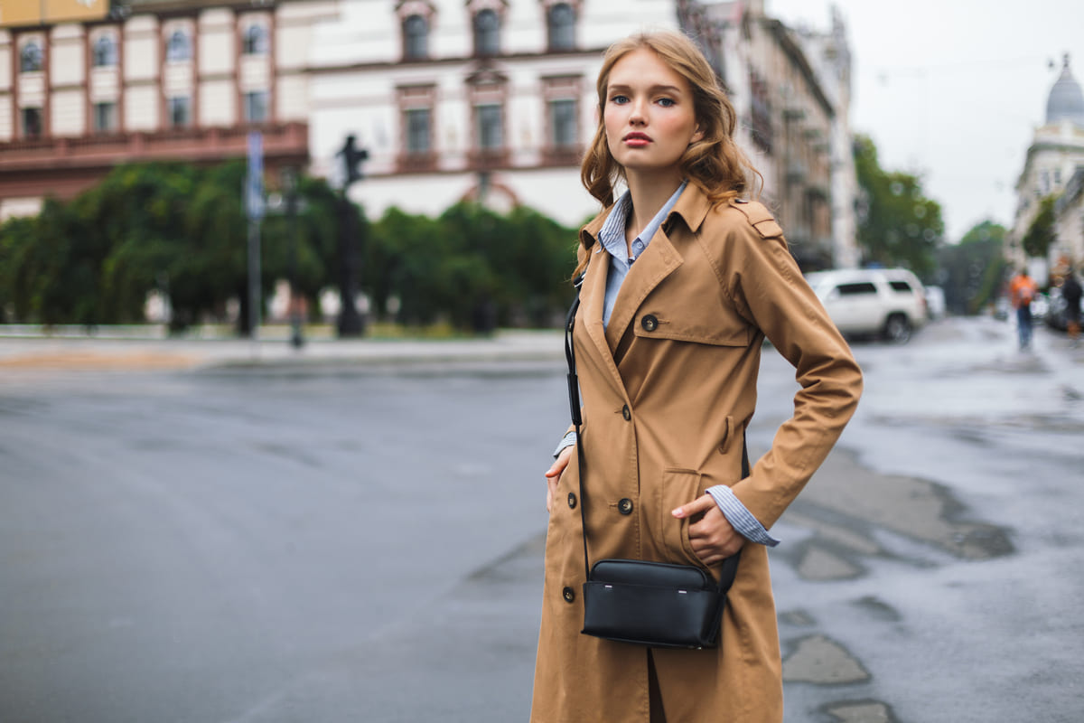 ragazza giacca trench borsetta