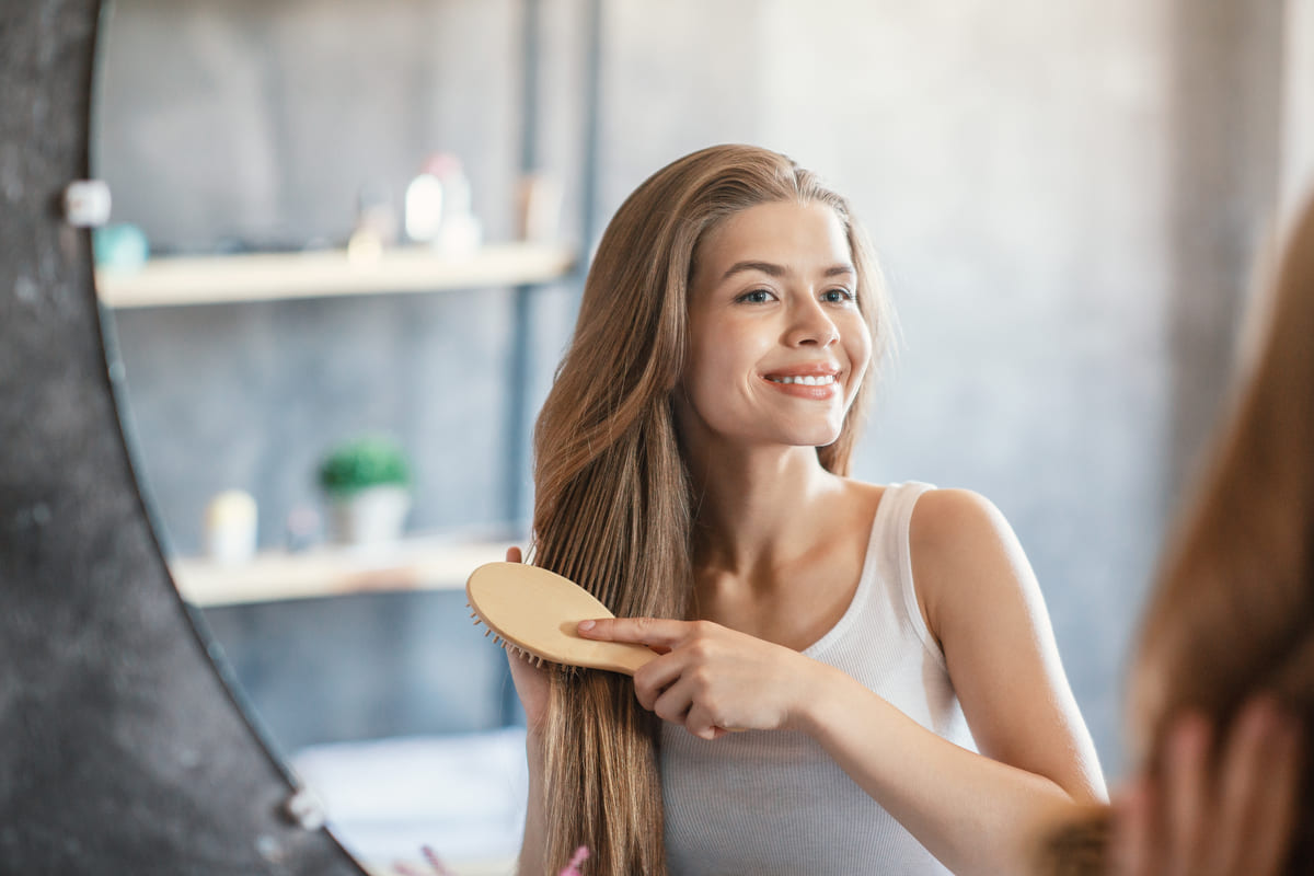 spazzola ragazza capelli pettinare