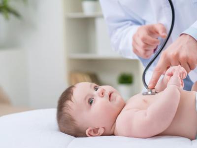 visita neonato stetoscopio puericultrice