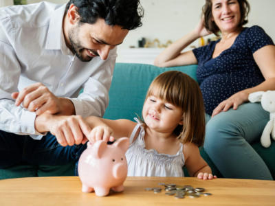 bambina famiglia salvadanaio risparmi
