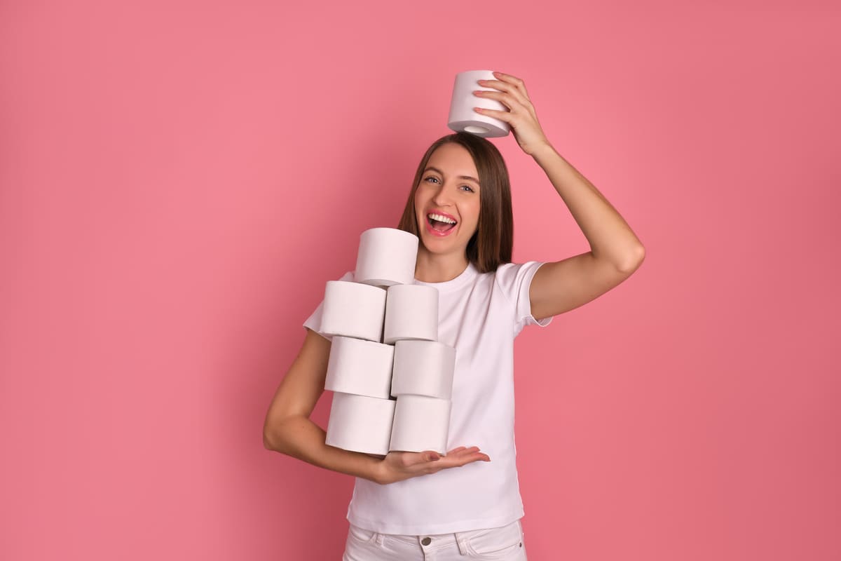ragazza rotoli carta igienica