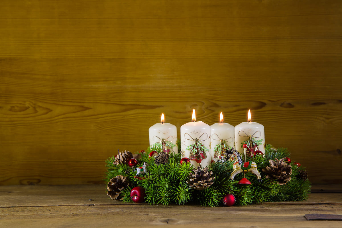 corona avvento candele accese