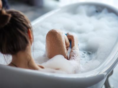 vasca sapone lavarsi bagno donna schiuma