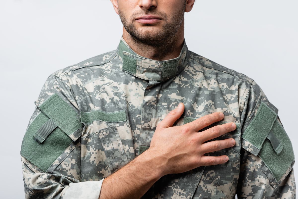 uomo busto divisa militare