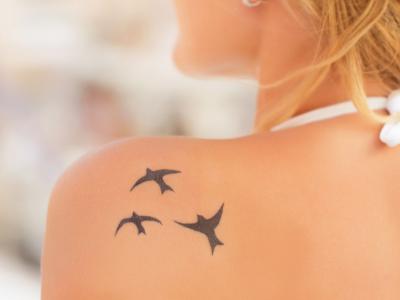 Mini Tatuaggio spalla rondini