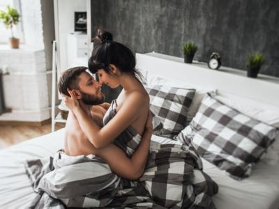Coppia amore letto