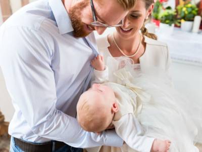 Bambina battesimo chiesa genitori