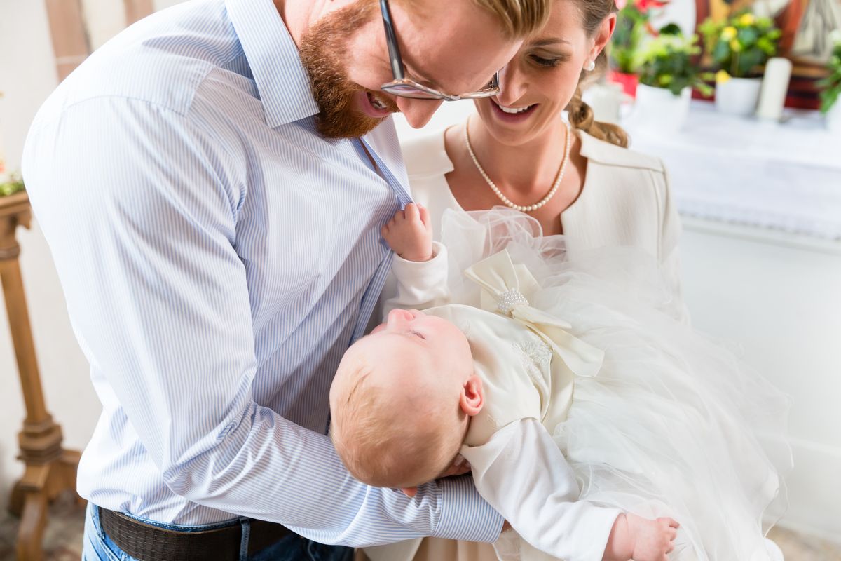 Bambina battesimo chiesa genitori