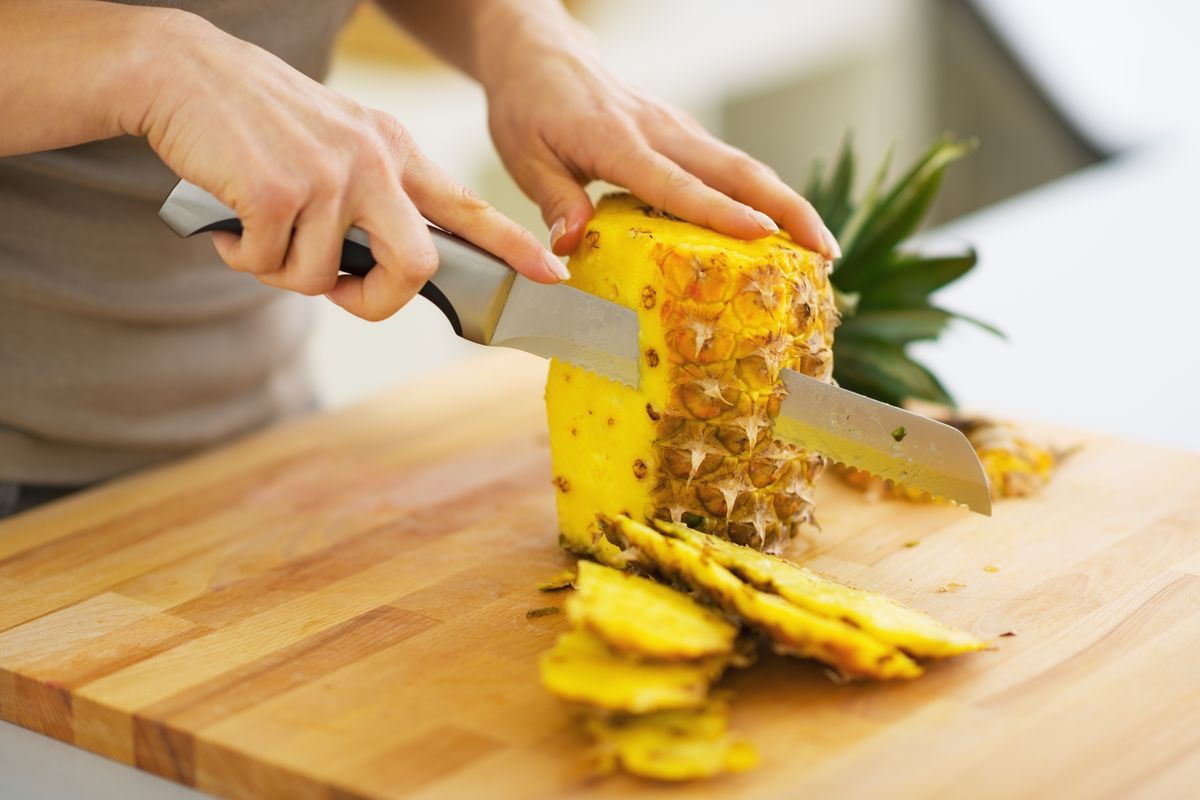 Ananas buccia tagliare tagliere