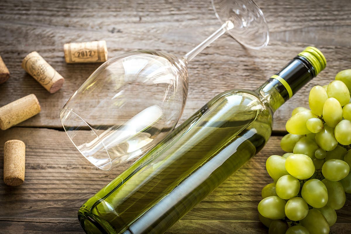 vino bianco uva bicchiere bottiglia