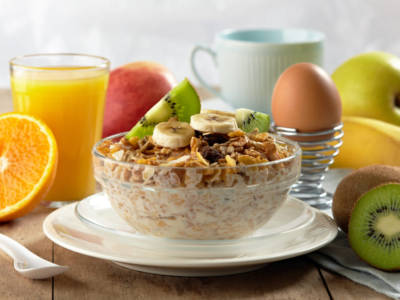 Colazione yogurt cereali uova frutta