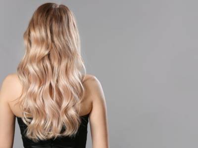 Capelli biondi acconciatura Beach Waves