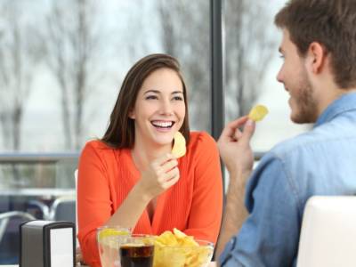 Coppia primo appuntamento aperitivo