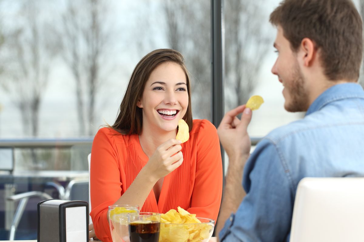 Coppia primo appuntamento aperitivo