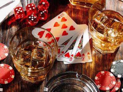 gioco alcolico carte azzardo dadi