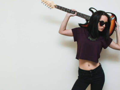 ragazza vestita punk rock chitarra