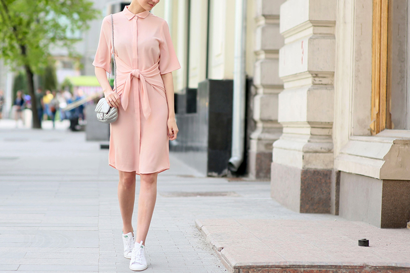 Abiti estivi + sneakers: l’abbinamento trendy da provare quest’estate