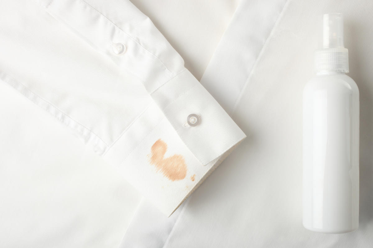 Camicia macchiata di fondotinta