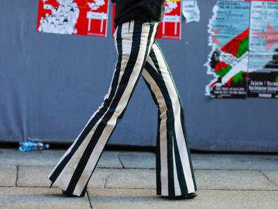 Pantaloni a righi: il capo must dell'autunno che ti risolve il look