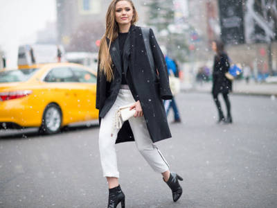 Come indossare i pantaloni bianchi in inverno: le idee look da copiare