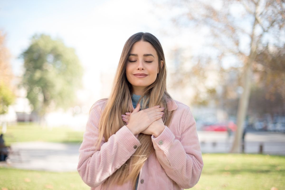 ragazza mani sul petto