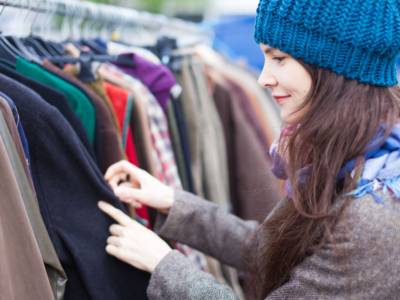 Donna che sceglie vestiti