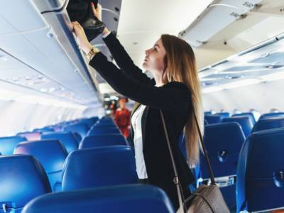 Ragazza in aereo