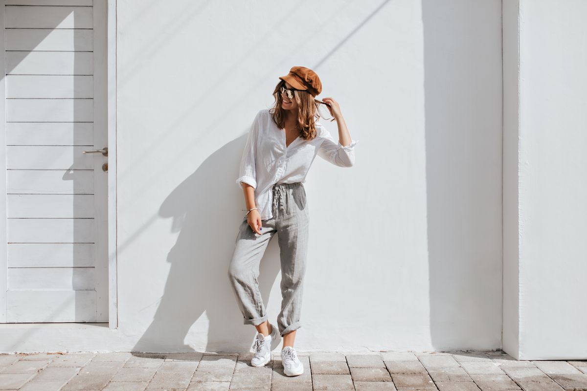 Ragazza con pantaloni grigi