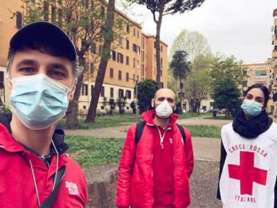 Raul Bova e Rocio Munoz Morale volontari della Croce Rossa Italiana