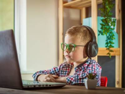 Bambino al computer