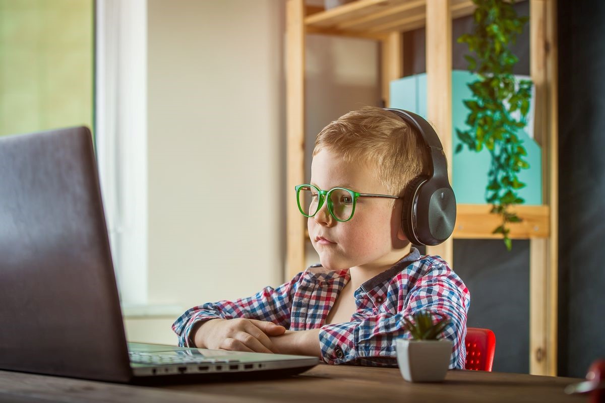 Bambino al computer