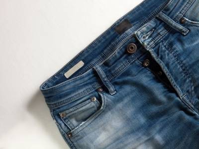 Jeans con bottoni