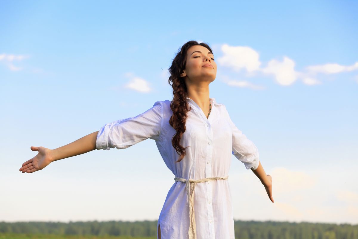 Ragazza che respira all'aria aperta